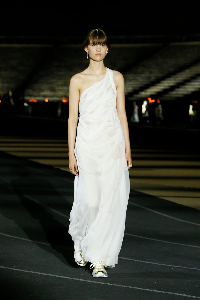 Para model tampil bak dewi Yunani dalam fashion show Dior Cruise 2022 yang di selenggarakan di Panathenaic Stadium, Yunani, Kamis (17/6/2021).Foto: dok. courtesy Dior.