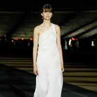 Para model tampil bak dewi Yunani dalam fashion show Dior Cruise 2022 yang di selenggarakan di Panathenaic Stadium, Yunani, Kamis (17/6/2021).Foto: dok. courtesy Dior.