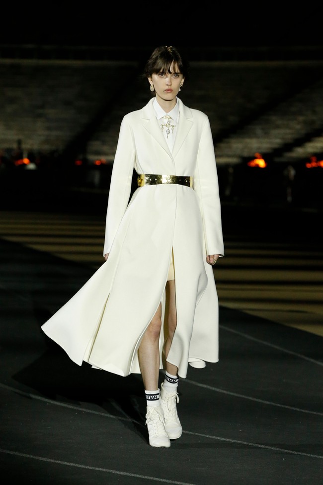 Para model tampil bak dewi Yunani dalam fashion show Dior Cruise 2022 yang di selenggarakan di Panathenaic Stadium, Yunani, Kamis (17/6/2021). Foto: dok. courtesy Dior.