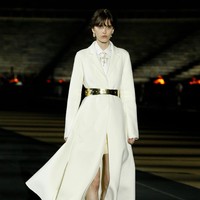 Para model tampil bak dewi Yunani dalam fashion show Dior Cruise 2022 yang di selenggarakan di Panathenaic Stadium, Yunani, Kamis (17/6/2021). Foto: dok. courtesy Dior.