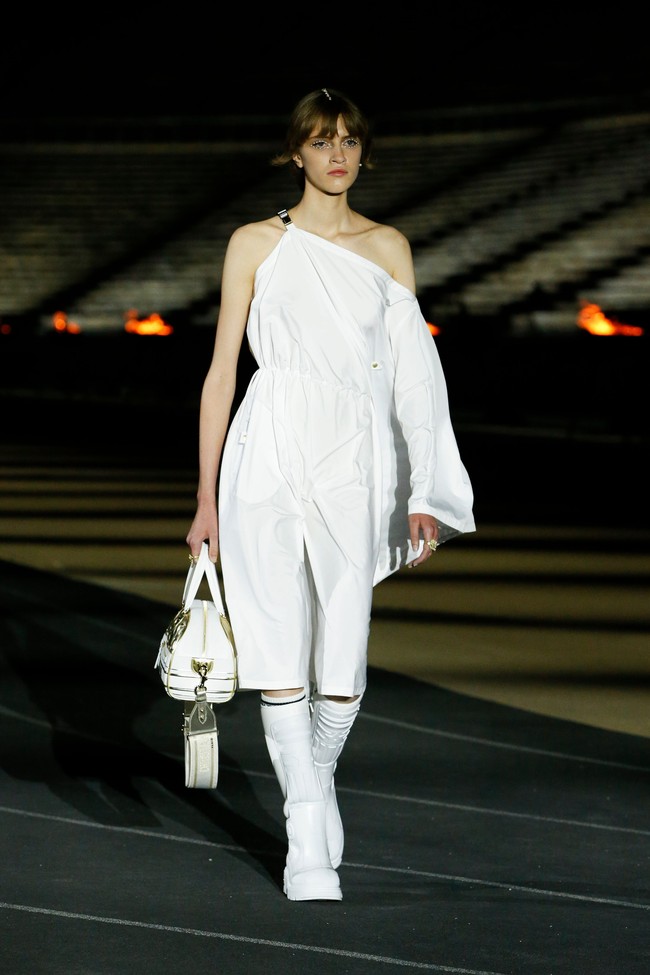 Para model tampil bak dewi Yunani dalam fashion show Dior Cruise 2022 yang di selenggarakan di Panathenaic Stadium, Yunani, Kamis (17/6/2021). Foto: dok. courtesy Dior.