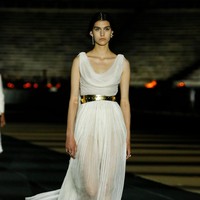Para model tampil bak dewi Yunani dalam fashion show Dior Cruise 2022 yang di selenggarakan di Panathenaic Stadium, Yunani, Kamis (17/6/2021). Foto: dok. courtesy Dior.