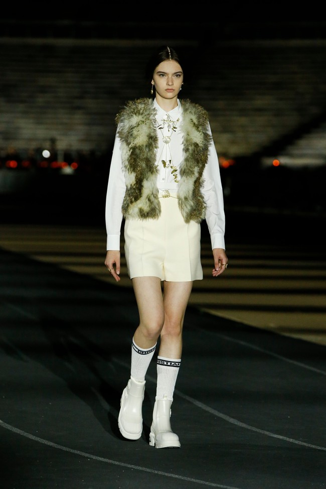 Para model tampil bak dewi Yunani dalam fashion show Dior Cruise 2022 yang di selenggarakan di Panathenaic Stadium, Yunani, Kamis (17/6/2021). Foto: dok. courtesy Dior.