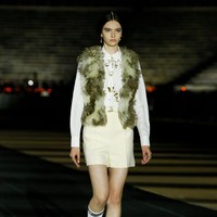 Para model tampil bak dewi Yunani dalam fashion show Dior Cruise 2022 yang di selenggarakan di Panathenaic Stadium, Yunani, Kamis (17/6/2021). Foto: dok. courtesy Dior.