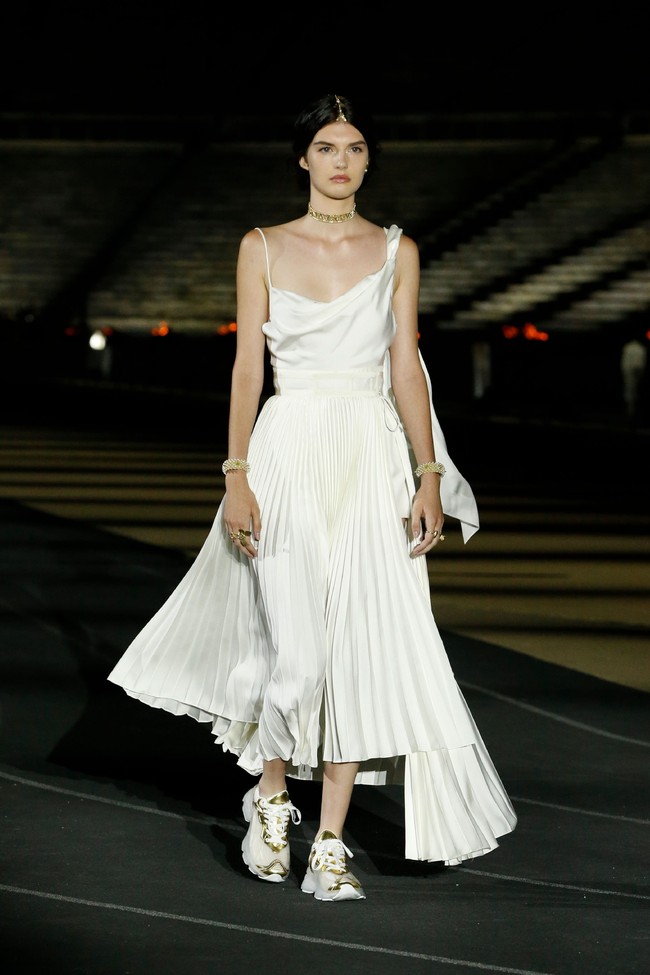 Para model tampil bak dewi Yunani dalam fashion show Dior Cruise 2022 yang di selenggarakan di Panathenaic Stadium, Yunani, Kamis (17/6/2021). Foto: dok. courtesy Dior.