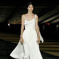 Para model tampil bak dewi Yunani dalam fashion show Dior Cruise 2022 yang di selenggarakan di Panathenaic Stadium, Yunani, Kamis (17/6/2021). Foto: dok. courtesy Dior.