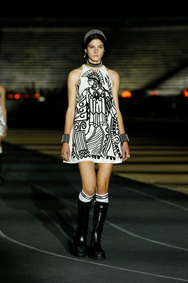 Para model tampil bak dewi Yunani dalam fashion show Dior Cruise 2022 yang di selenggarakan di Panathenaic Stadium, Yunani, Kamis (17/6/2021). Foto: dok. courtesy Dior.