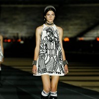 Para model tampil bak dewi Yunani dalam fashion show Dior Cruise 2022 yang di selenggarakan di Panathenaic Stadium, Yunani, Kamis (17/6/2021). Foto: dok. courtesy Dior.