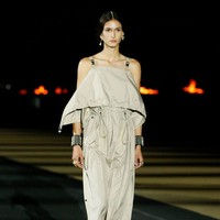 Para model tampil bak dewi Yunani dalam fashion show Dior Cruise 2022 yang di selenggarakan di Panathenaic Stadium, Yunani, Kamis (17/6/2021). Foto: dok. courtesy Dior.