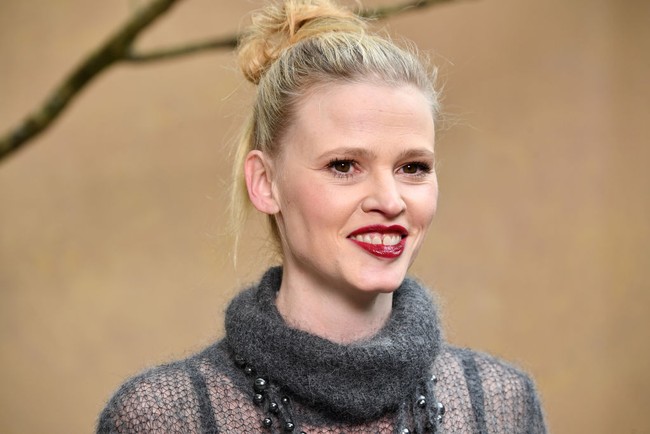 Seperti Vanessa Paradis, model ternama Lara Stone juga memiliki senyuman unik karena celah di antara kedua gigi depannya. Foto: Getty Images for Chanel/Pascal Le Segretain