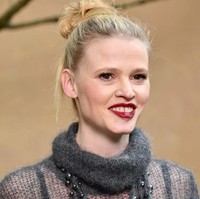 Seperti Vanessa Paradis, model ternama Lara Stone juga memiliki senyuman unik karena celah di antara kedua gigi depannya. Foto: Getty Images for Chanel/Pascal Le Segretain