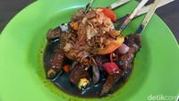 Selain sate ayam, ada juga sate kambing di sini. Kamu bisa pesan 5 tusuk dengan harga Rp 30 ribu.