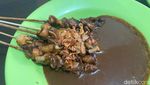 Sate Pertok Jadi Langganan Artis, Dagingnya Empuk dan Tebal!