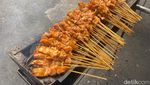 Sate Pertok Jadi Langganan Artis, Dagingnya Empuk dan Tebal!