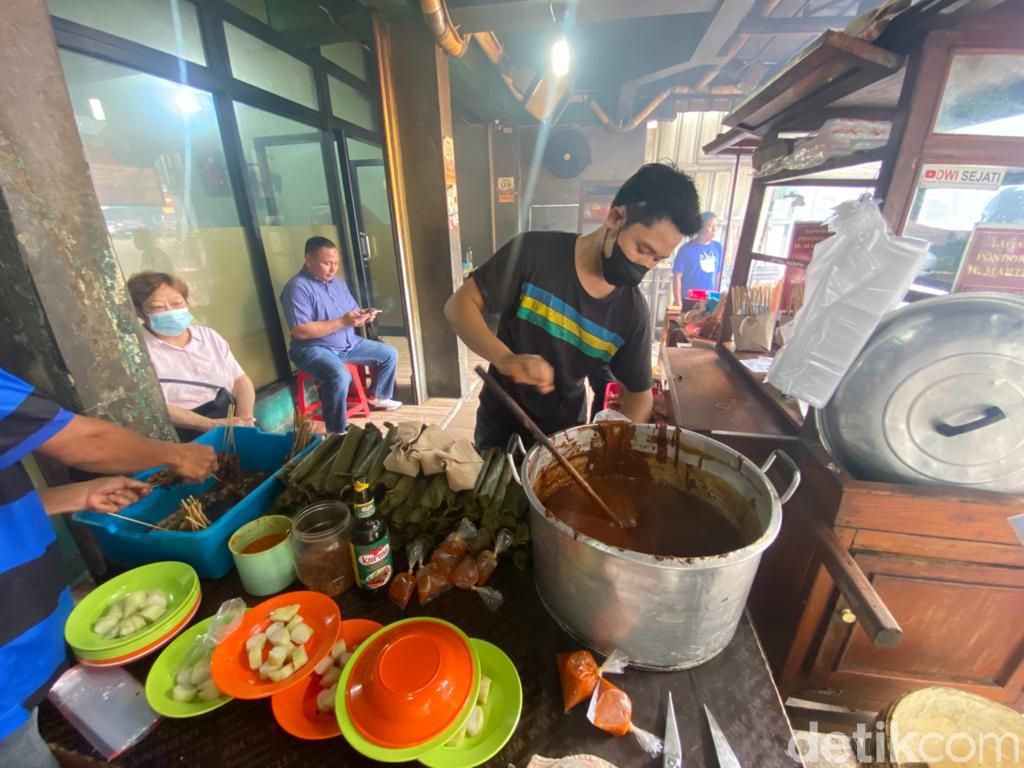 Laris! Sate Pertok Langganan Ahmad Dhani Laku 10 Ribu Tusuk Sehari