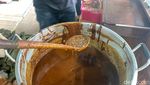 Sate Pertok Jadi Langganan Artis, Dagingnya Empuk dan Tebal!