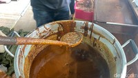 Sehari Sate Pertok bisa menghabiskan sampai 4 panci besar bumbu kacang. Kunci kelezatannya ada pada kacang tanah yang digiling sampai halus.