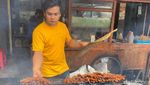 Sate Pertok Jadi Langganan Artis, Dagingnya Empuk dan Tebal!