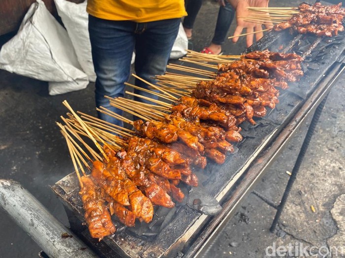 Laris! Sate Pertok Langganan Ahmad Dhani Laku 10 Ribu Tusuk Sehari