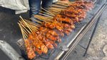 Sate Pertok Jadi Langganan Artis, Dagingnya Empuk dan Tebal!