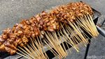 Sate Pertok Jadi Langganan Artis, Dagingnya Empuk dan Tebal!