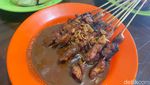 Sate Pertok Jadi Langganan Artis, Dagingnya Empuk dan Tebal!