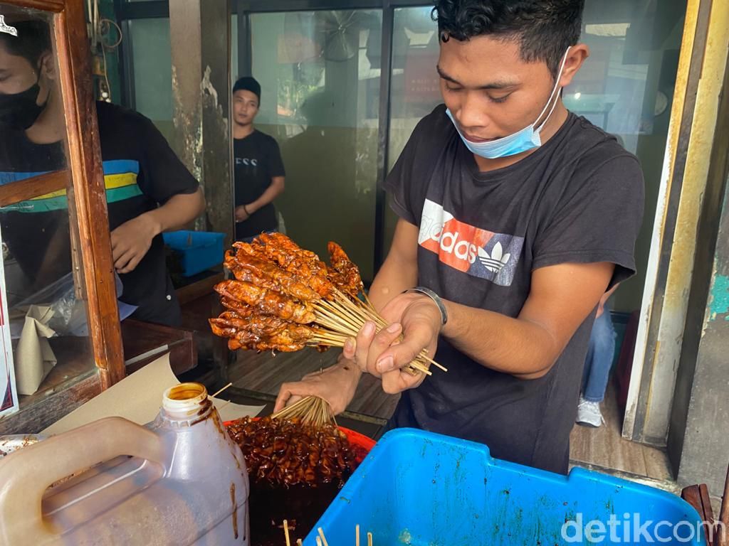 Laris! Sate Pertok Langganan Ahmad Dhani Laku 10 Ribu Tusuk Sehari