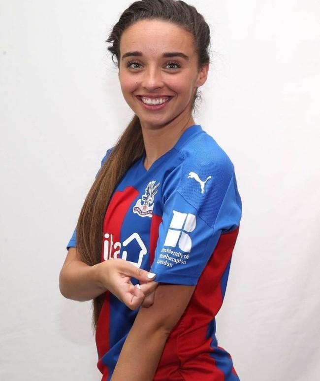 Pemain tim sepakbola klub Liga Inggris, Crystal Palace, Leigh Nico menggugat PornHub karena situs tersebut mempublikasikan video intimnya yang dicuri oleh hacker. Nicol adalah satu dari empat wanita yang saat ini ramai-ramai melayangkan gugatan hukum pada situs dewasa tersebut. Foto: Dok. Instagram @leighnicol