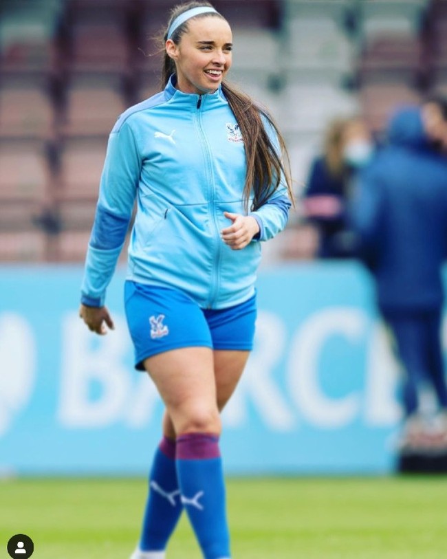 “Situs ini memfasilitasi dan memberikan kemudahan untuk para pelaku kriminal, monster dan manusia-manusia yang sakit. Situs ini harus bertanggungjawab karena menjadi bagian besar dari kehancuran sebuah keluarga, hubungan, pertemanan dan hubungan masa depan dari seorang individu,” tegas pesepakbola wanita yang pernah meraih gelar Player of The Year pada 2012 itu. Foto: Dok. Instagram @leighnicol