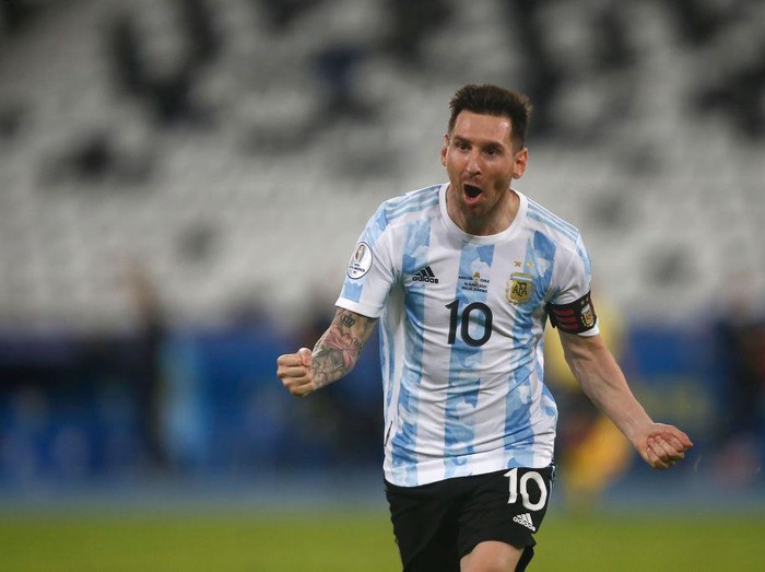 BRASILIA, BRAZIL - JUNE 18: Lionel Messi of Argentina looks on prior to a group A match between Argentina and Chile as part of Conmebol Copa America Brazil 2021 at Mane Garrincha Stadium on June 18, 2021 in Brasilia, Brazil. (Photo by Pedro Vilela/Getty Images)