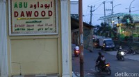 Selama tinggal di Indonesia para turis tersebut mencari santapan yang sudah akrab dengan lidah mereka oleh karenanya kawasan itu menjual aneka makanan hingga keperluan dengan bahasa arab.