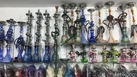Toko-toko souvenir yang biasa diserbu turis untuk oleh-oleh pun tampak sepi dari pembeli.