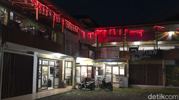Mereka yang ke Cipanas biasanya mengambil visa liburan, datang sebagai wisatawan asing. Menurut warga sekitar, turis dari Timur Tengah ini memilih plesiran ke Puncak untuk menikmati kawasan dengan udara sejuk. Mereka yang ke Cipanas biasanya mengambil visa liburan, datang sebagai wisatawan asing. Menurut warga sekitar, turis dari Timur Tengah ini memilih plesiran ke Puncak untuk menikmati kawasan dengan udara sejuk.