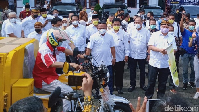 Menko Perekonomian sekaligus Ketua Komite Penanganan COVID-19 dan Pemulihan Ekonomi Nasional, Airlangga Hartarto, di Klaten, Sabtu (19/6/2021).