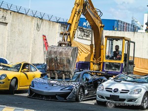 Ngilu! McLaren, Bentley, Hingga Lotus Selundupan Dihancurkan Pakai Eskavator