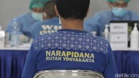 Semenjak naiknya angka positif COVID-19 di Yogyakarta, Dinas Kesehatan Kota Yogyakarta bekerja sama dengan Rutan Kelas IIA Yogyakarta melaksanakan program vaksinasi perdana bagi warga binaan.