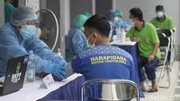 Warga binaan memperoleh vaksin AstraZeneca di Rutan Klas II A, Yogyakarta, Sabtu (19/6/2021).