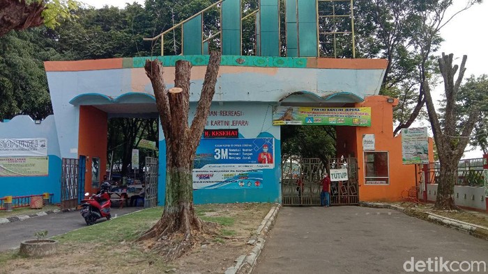 Pantai Kartini Jepara yang ditutup, Kamis (20/5/2021).