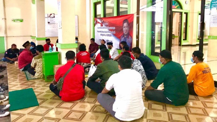Anggota PDIP menggelar pertemuan dengan sejumlah tokoh alim ulama Bekasi dalam rangka safari silaturahmi.