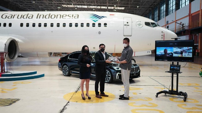 Garuda Indonesia dan BMW Indonesia menjalin kerja sama layanan “Prestige Service” dengan menyediakan BMW 730Li M Sport untuk transportasi lanjutan.