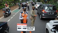 Adapun rinciannya, 1.946 pengemudi kendaraan yang diminta putar balik terdiri atas 898 kendaraan roda dua dan 1.048 kendaraan roda empat. Hal ini dilakukan untuk mengurangi mobilitas warga guna mencegah penularan COVID-19.