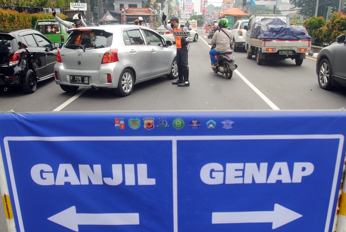 Petugas gabungan mengatur lalu lintas saat pemberlakuan aturan ganjil genap di Jalan Pajajaran, Kota Bogor, Jawa Barat, Sabtu (19/6/2021). Pemkot Bogor kembali memberlakukan aturan ganjil genap untuk kendaraan roda dua dan empat pada setiap akhir pekan untuk mengurangi mobilitas warga sekaligus mengendalikan lonjakan kasus positif COVID-19 di Kota Bogor yang mencapai 204 kasus pada Kamis (17/6/2021). ANTARA FOTO/Arif Firmansyah/rwa.