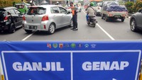 Petugas Dishub Kota Bogor mengatur lalu lintas saat pemberlakuan aturan ganjil genap di Jalan Pajajaran, Kota Bogor, Jawa Barat, Sabtu (19/6/2021).