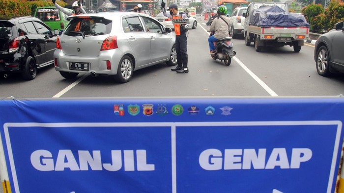 Petugas gabungan mengatur lalu lintas saat pemberlakuan aturan ganjil genap di Jalan Pajajaran, Kota Bogor, Jawa Barat, Sabtu (19/6/2021). Pemkot Bogor kembali memberlakukan aturan ganjil genap untuk kendaraan roda dua dan empat pada setiap akhir pekan untuk mengurangi mobilitas warga sekaligus mengendalikan lonjakan kasus positif COVID-19 di Kota Bogor yang mencapai 204 kasus pada Kamis (17/6/2021). ANTARA FOTO/Arif Firmansyah/rwa.