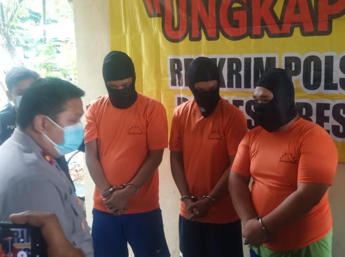 Seorang terapis pijat di Surabaya menjadi korban pemerkosaan tiga orang. Para pemerkosa kemudian merampas barang-barang berharga milik korban.