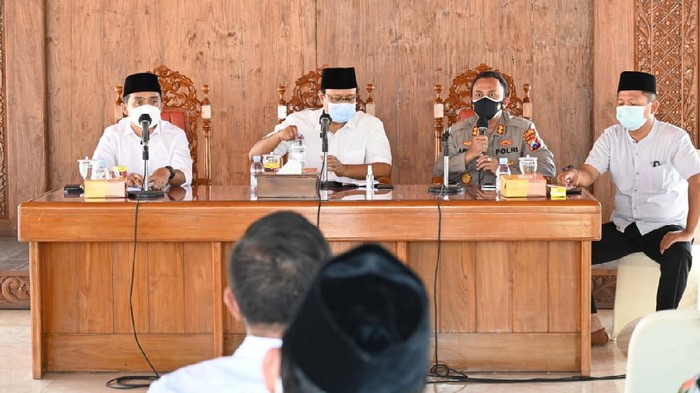Kota Pasuruan kembali jadi zona merah COVID-19. Ini setelah ditemukan klaster ziarah makam di Kelurahan Trajeng, Kecamatan Panggungrejo.