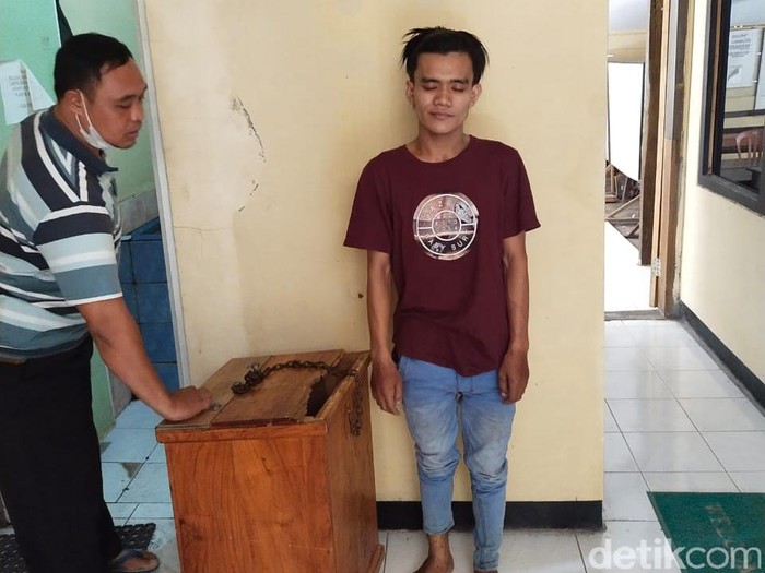 Pemuda di Lamongan ditangkap karena mencuri kotak amal. Pencurian sudah ia lakukan di 10 TKP.