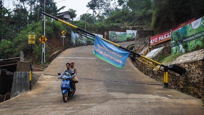 PENUTUPAN KAWASAN WISATA DI KABUPATEN BANDUNG Warga keluar dari kawasan wisata Cicalengka Dream Land yang ditutup di Cicalengka, Kabupaten Bandung, Jawa Barat, Sabtu (19/6/2021). Setelah Jawa Barat dinyatakan siaga satu COVID-19 oleh Gubernur Ridwan Kamil, pemerintah Kabupaten Bandung menutup semua destinasi wisata di Kabupaten Bandung hingga 21 Juni mendatang guna mencegah penyebaran COVID-19. ANTARA FOTO/Raisan Al Farisi/pras.