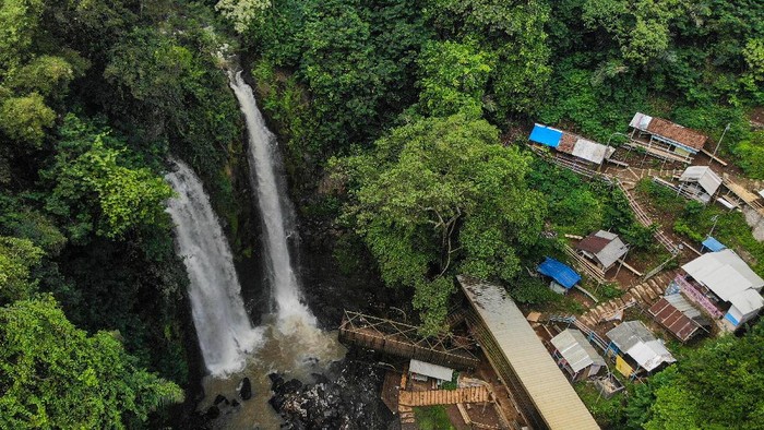 PENUTUPAN KAWASAN WISATA DI KABUPATEN BANDUNG Warga keluar dari kawasan wisata Cicalengka Dream Land yang ditutup di Cicalengka, Kabupaten Bandung, Jawa Barat, Sabtu (19/6/2021). Setelah Jawa Barat dinyatakan siaga satu COVID-19 oleh Gubernur Ridwan Kamil, pemerintah Kabupaten Bandung menutup semua destinasi wisata di Kabupaten Bandung hingga 21 Juni mendatang guna mencegah penyebaran COVID-19. ANTARA FOTO/Raisan Al Farisi/pras.