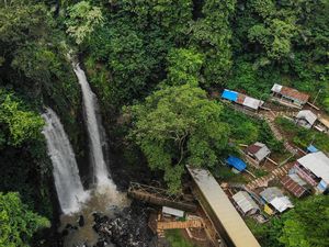Keindahan Air Terjun Sollokan di Hutan Mamasa